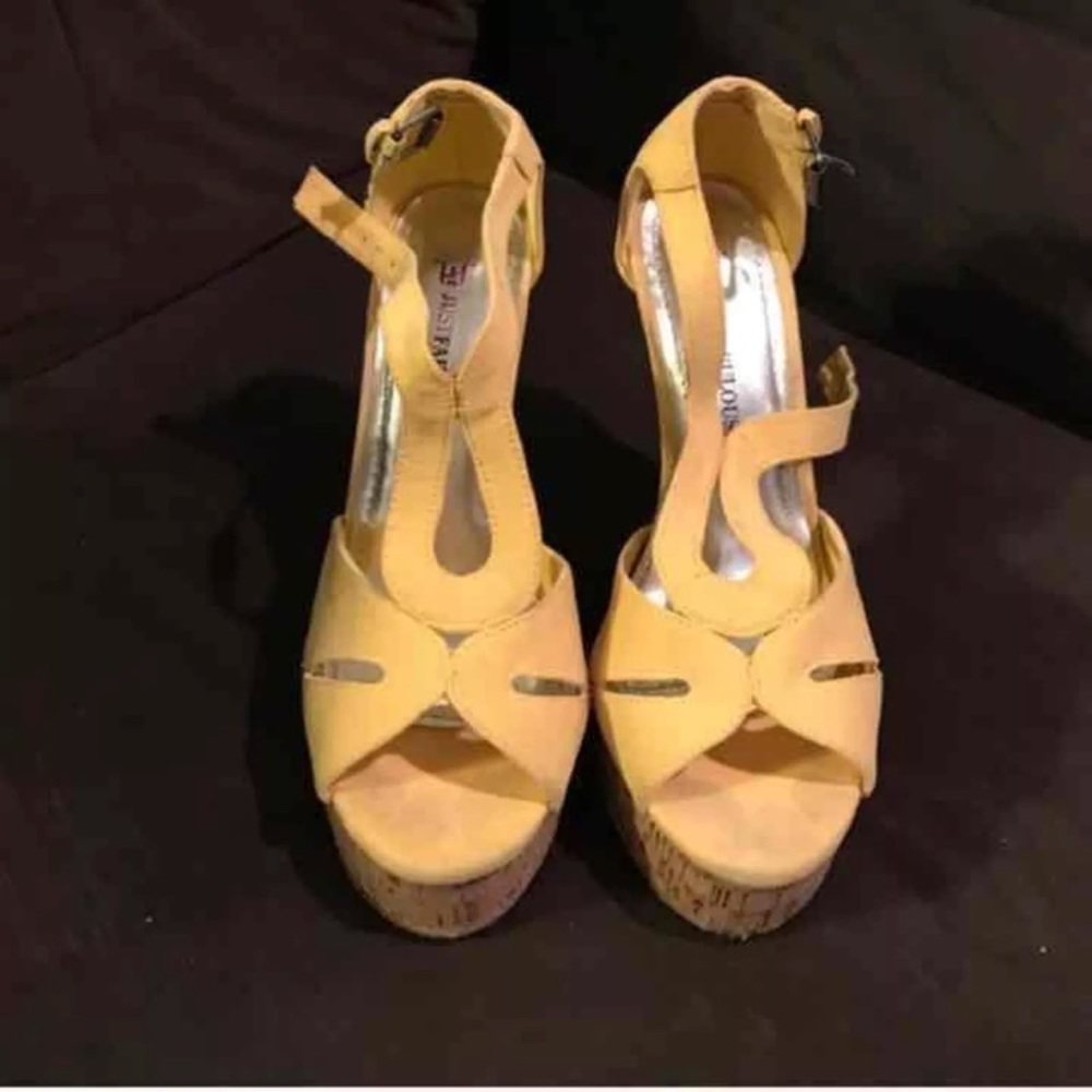 ❌DONATED❌ ☀️HP☀️Yellow Heel Strappy Sandle - Picture 3 of 4